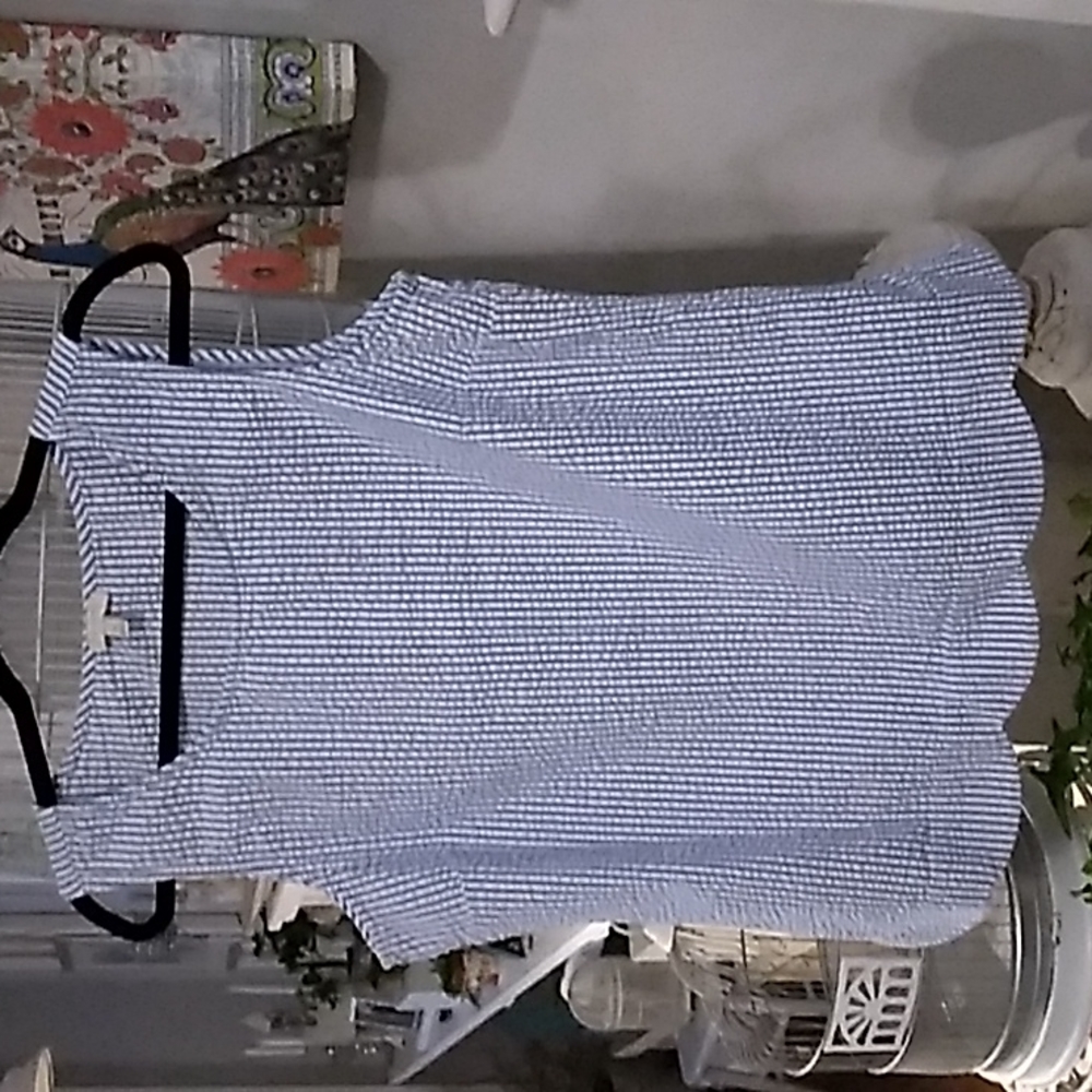 3 for $10.00 🍒 Talbotts blue/white top with scoop neck and scalloped hem.